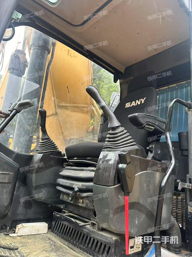 驾驶室整体(整机外观) 驾驶室整体(整机外观)