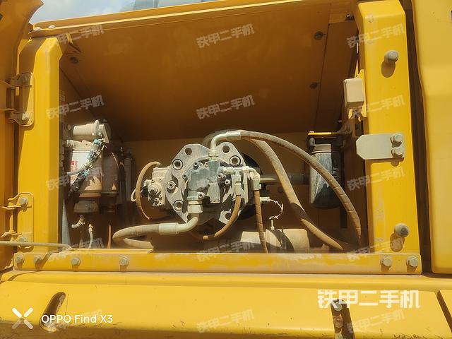 液压泵舱室正面整体（整机外观）