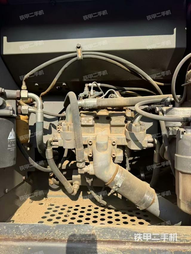 液压泵舱室正面整体(整机外观) 液压泵舱室正面整体(整机外观)