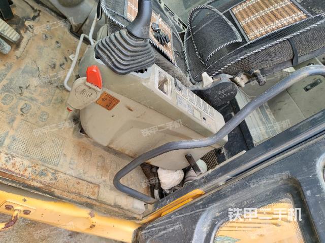 座椅左侧控制台/音响/含左手柄(驾驶室部分) 座椅左侧控制台/音响/含左手柄(驾驶室部分)