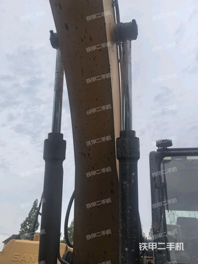 大臂油缸整体 竖拍(工作和回转装置) 大臂油缸整体 竖拍(工作和回转装置)