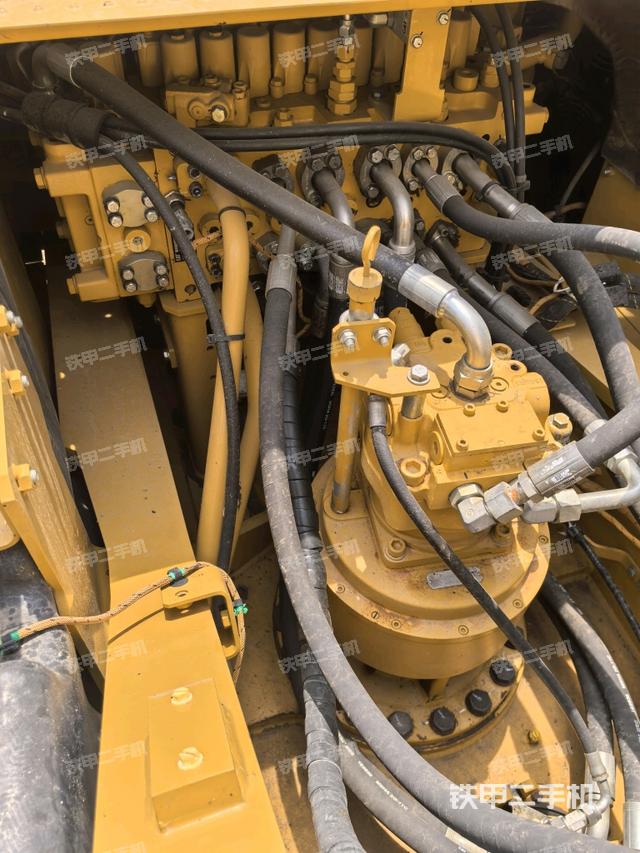 回轉(zhuǎn)馬達(dá)和主控閥（整機(jī)外觀）