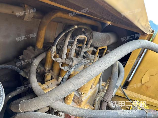 回转马达和主控阀(整机外观) 回转马达和主控阀(整机外观)