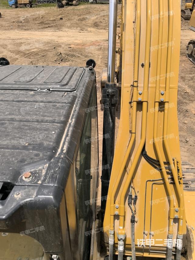 驾驶室顶部(整机外观) 驾驶室顶部(整机外观)