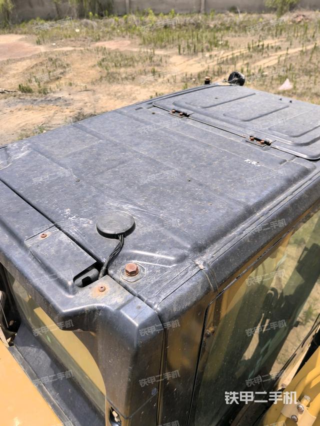 驾驶室顶部(整机外观) 驾驶室顶部(整机外观)