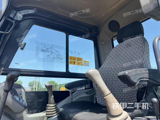 驾驶室顶部(整机外观) 驾驶室顶部(整机外观)