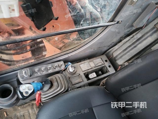 座椅左侧控制台/音响/含左手柄(驾驶室部分) 座椅左侧控制台/音响/含左手柄(驾驶室部分)