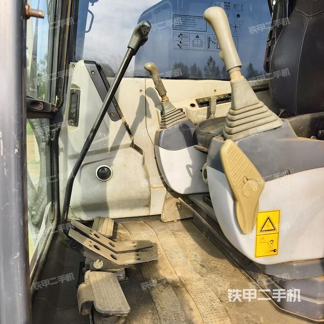 驾驶室顶部(整机外观) 驾驶室顶部(整机外观)