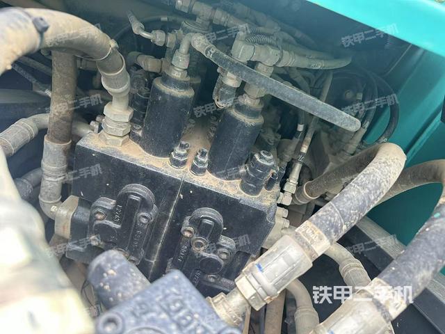 回转马达和主控阀(整机外观) 回转马达和主控阀(整机外观)