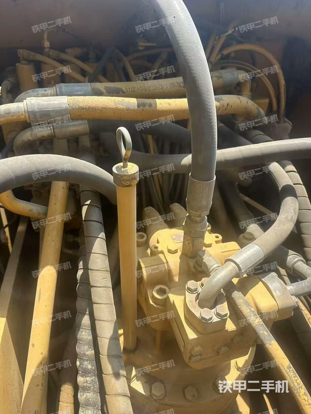 回转马达和主控阀(整机外观) 回转马达和主控阀(整机外观)