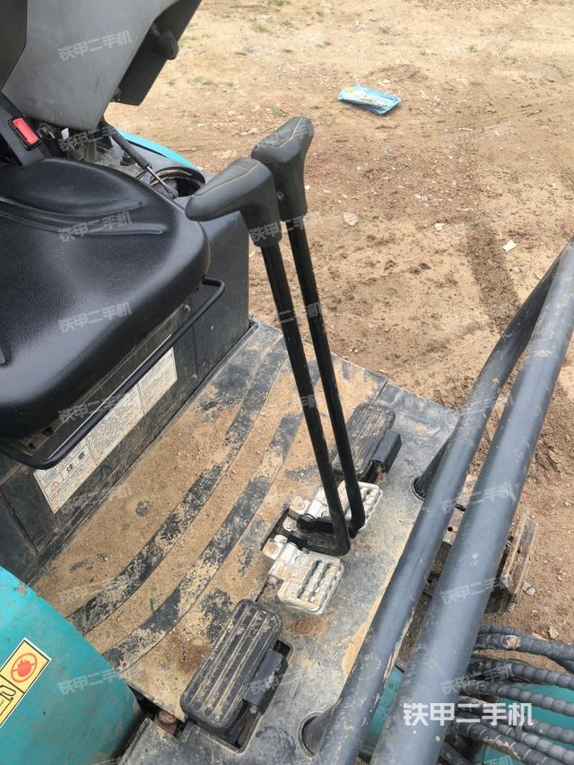 行走控制手柄和踏板?俯拍（駕駛室部分）