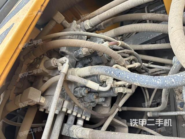 回轉(zhuǎn)馬達(dá)和主控閥（整機外觀）