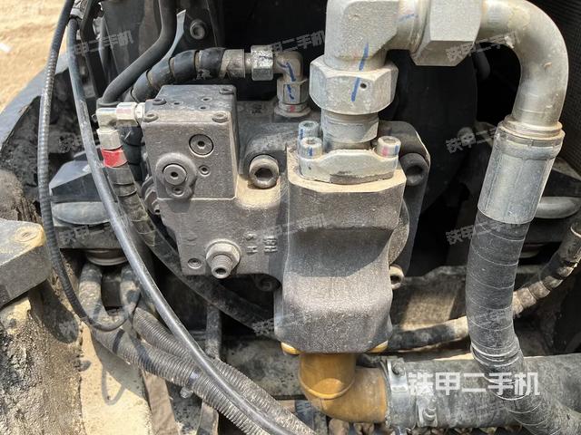 液壓泵艙室正面整體(整機外觀) 液壓泵艙室正面整體(整機外觀)