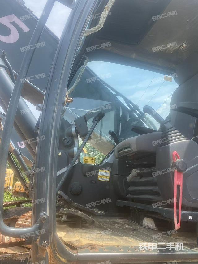 驾驶室顶部(整机外观) 驾驶室顶部(整机外观)