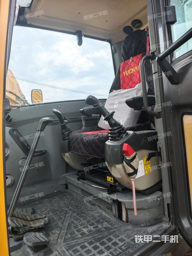 驾驶室整体(整机外观) 驾驶室整体(整机外观)