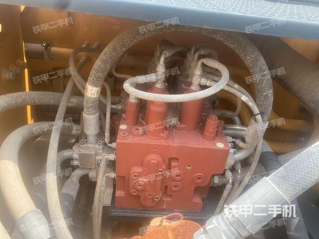 回转马达和主控阀(整机外观) 回转马达和主控阀(整机外观)