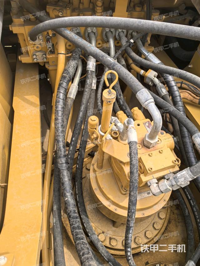 回转马达和主控阀（整机外观）