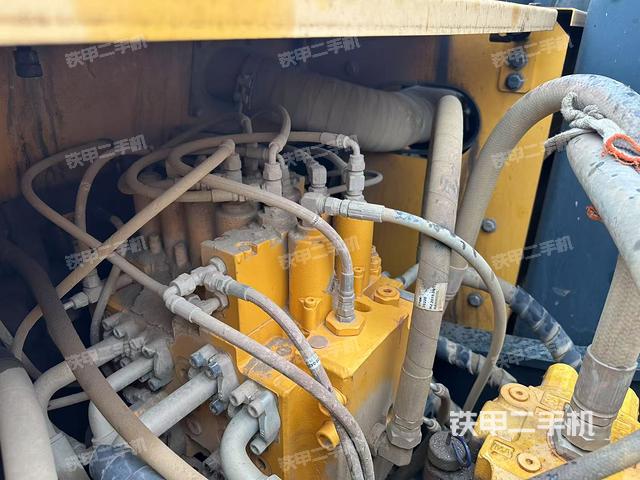 回轉(zhuǎn)馬達(dá)和主控閥（整機(jī)外觀）