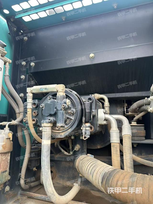 液压泵舱室正面整体(整机外观) 液压泵舱室正面整体(整机外观)