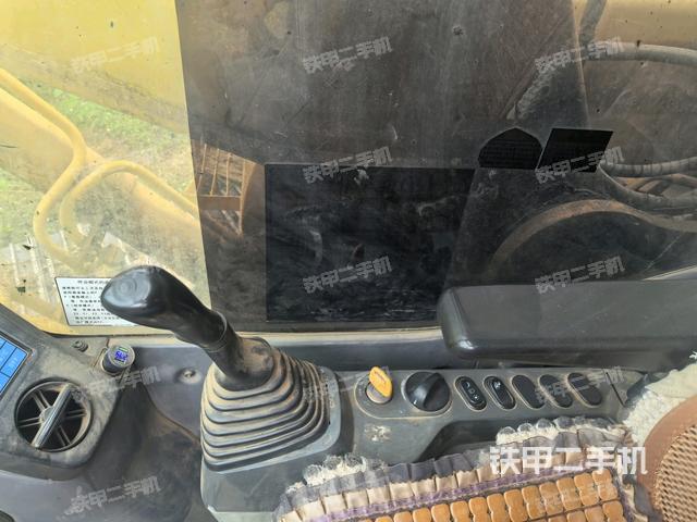 座椅右侧控制台/钥匙门/油门/含右手柄(驾驶室部分) 座椅右侧控制台/钥匙门/油门/含右手柄(驾驶室部分)