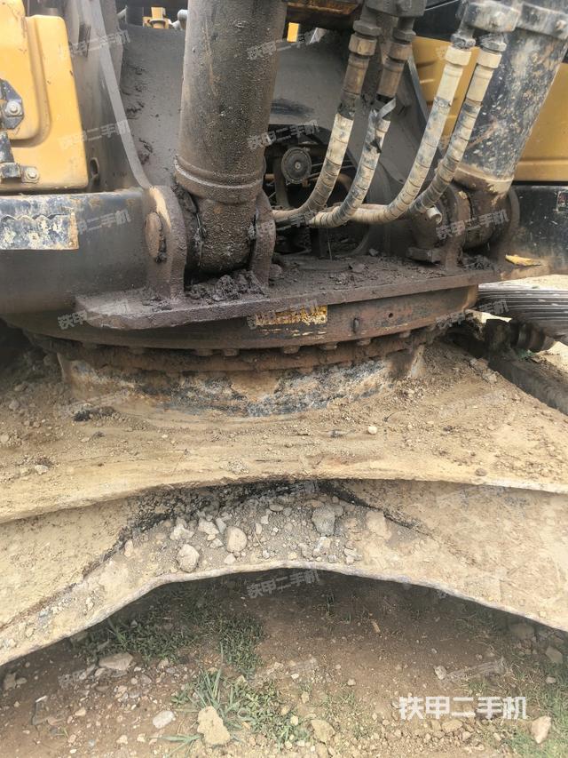 转盘和下车架正前(工作和回转装置) 转盘和下车架正前(工作和回转装置)