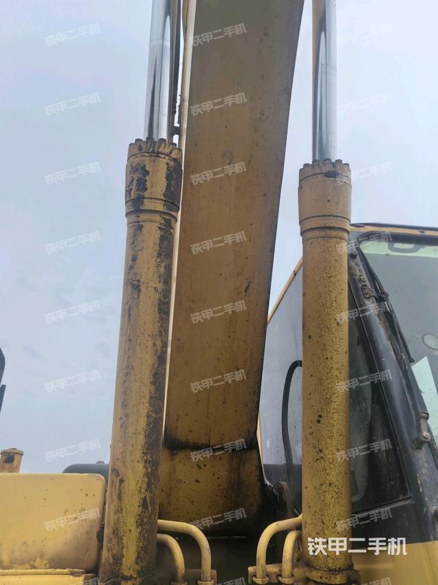 大臂油缸整体 竖拍(工作和回转装置) 大臂油缸整体 竖拍(工作和回转装置)