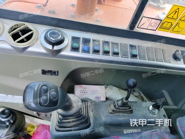 座椅右侧控制台/钥匙门/油门/含右手柄(驾驶室部分) 座椅右侧控制台/钥匙门/油门/含右手柄(驾驶室部分)