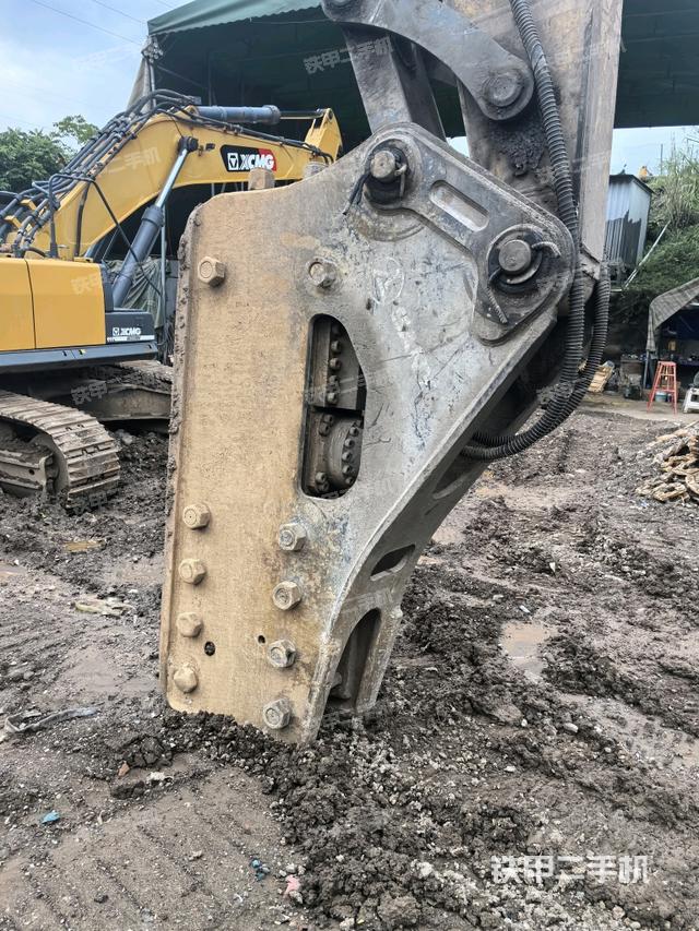 小臂整体左后(工作和回转装置) 小臂整体左后(工作和回转装置)