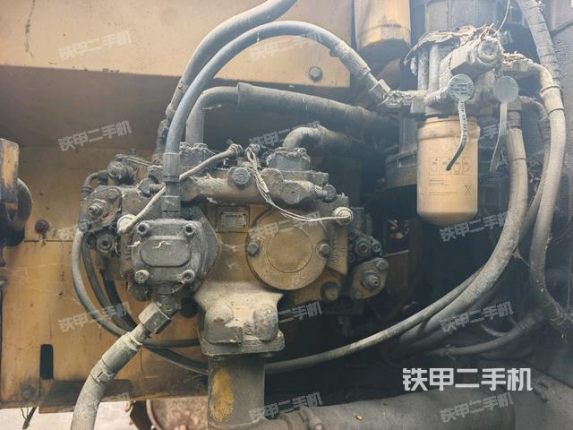 液压泵舱室正面整体（整机外观）