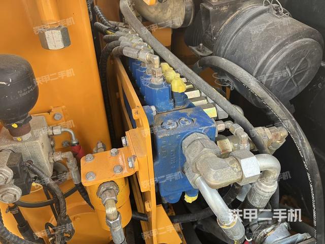 回转马达和主控阀(整机外观) 回转马达和主控阀(整机外观)