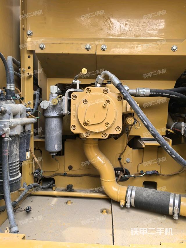 液压泵舱室正面整体(整机外观) 液压泵舱室正面整体(整机外观)