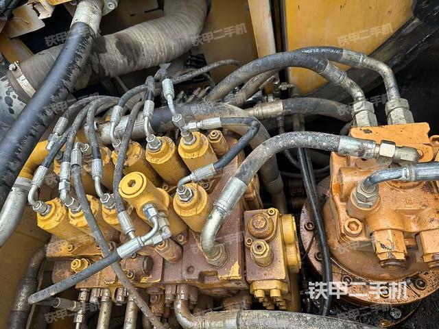 回转马达和主控阀(整机外观) 回转马达和主控阀(整机外观)