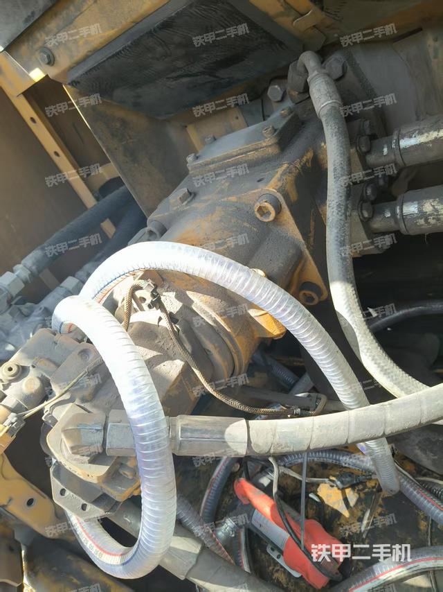 液压泵舱室正面整体(整机外观) 液压泵舱室正面整体(整机外观)