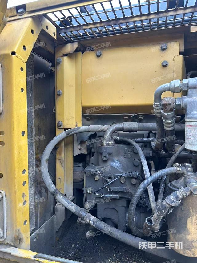 液压泵舱室正面整体(整机外观) 液压泵舱室正面整体(整机外观)