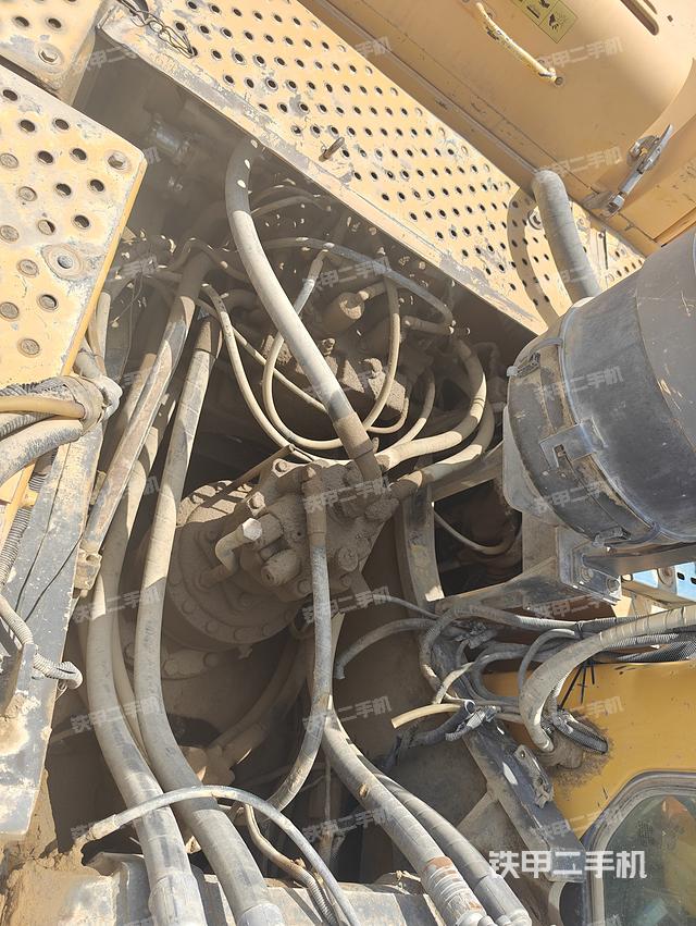 回转马达和主控阀（整机外观）