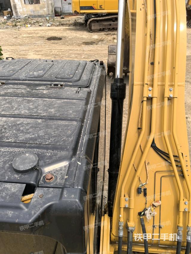 驾驶室顶部(整机外观) 驾驶室顶部(整机外观)