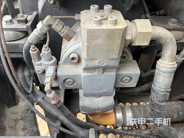 液压泵舱室正面整体(整机外观) 液压泵舱室正面整体(整机外观)