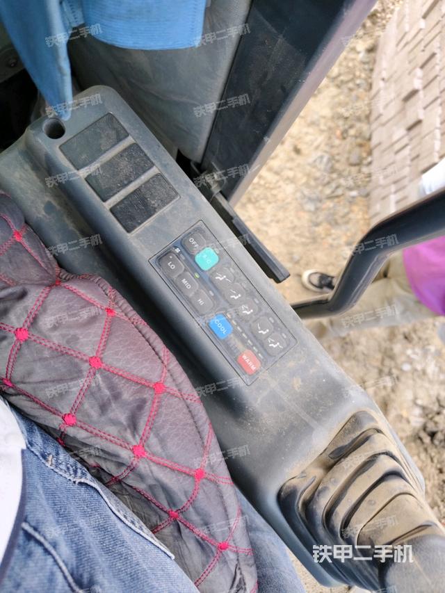 座椅左侧控制台/音响/含左手柄(驾驶室部分) 座椅左侧控制台/音响/含左手柄(驾驶室部分)