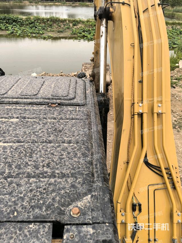 驾驶室顶部(整机外观) 驾驶室顶部(整机外观)