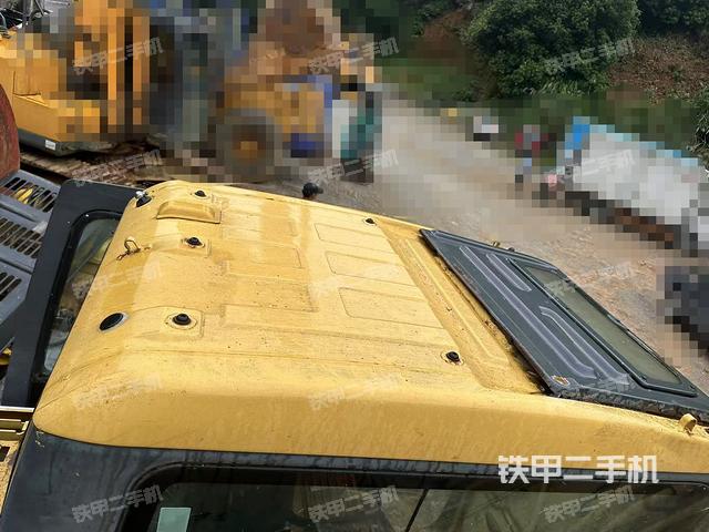 驾驶室顶部(整机外观) 驾驶室顶部(整机外观)