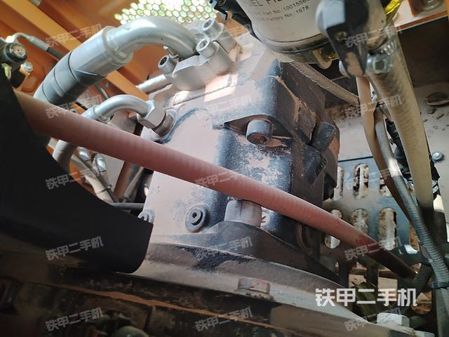 液压泵舱室正面整体(整机外观) 液压泵舱室正面整体(整机外观)