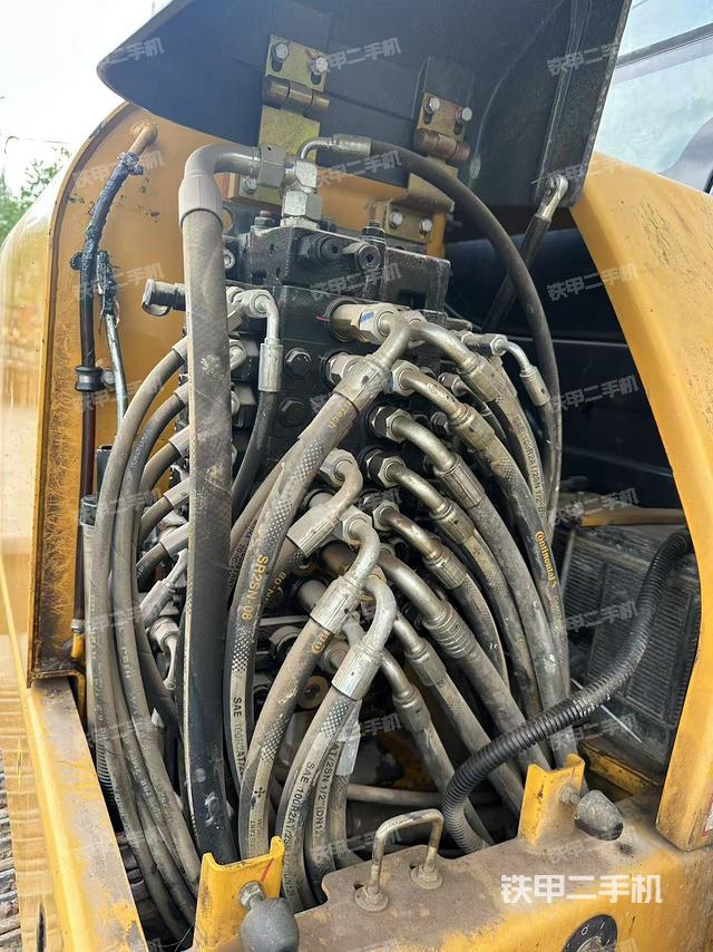 回转马达和主控阀(整机外观) 回转马达和主控阀(整机外观)