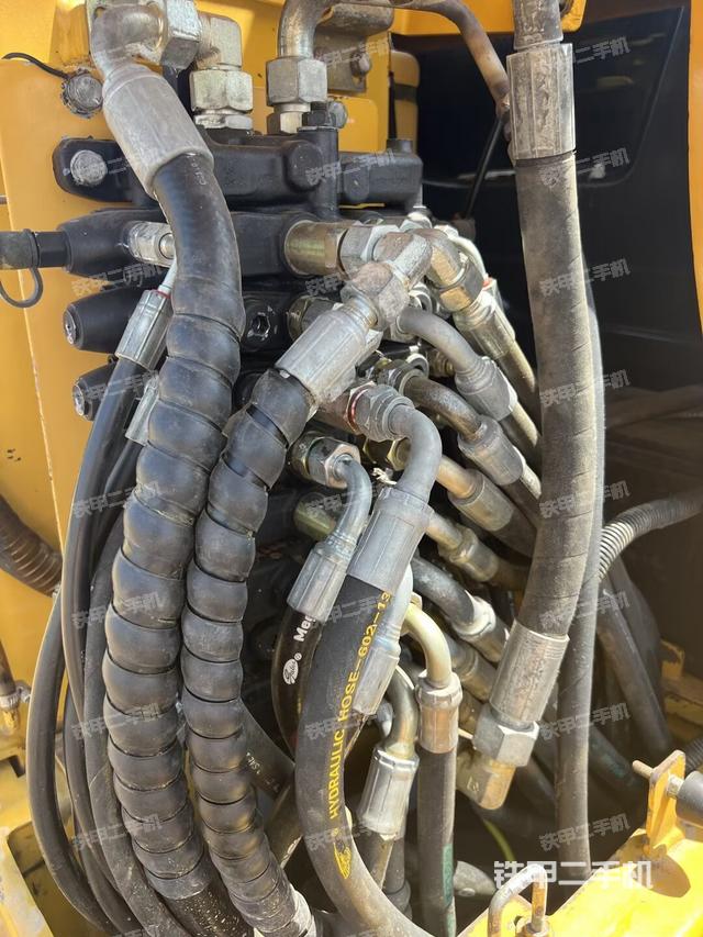 回转马达和主控阀(整机外观) 回转马达和主控阀(整机外观)