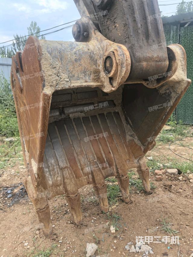 铲斗右后整体(工作和回转装置) 铲斗右后整体(工作和回转装置)