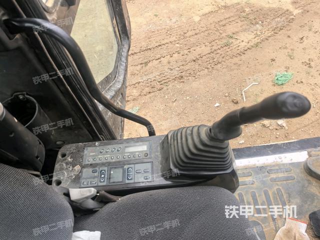 座椅左侧控制台/音响/含左手柄(驾驶室部分) 座椅左侧控制台/音响/含左手柄(驾驶室部分)