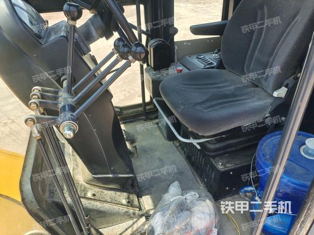 駕駛室內(nèi)部(駕駛室/操作室) 駕駛室內(nèi)部(駕駛室/操作室)