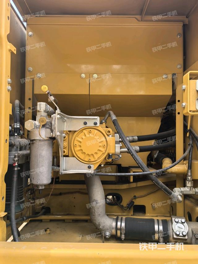 液壓泵艙室正面整體（整機(jī)外觀）