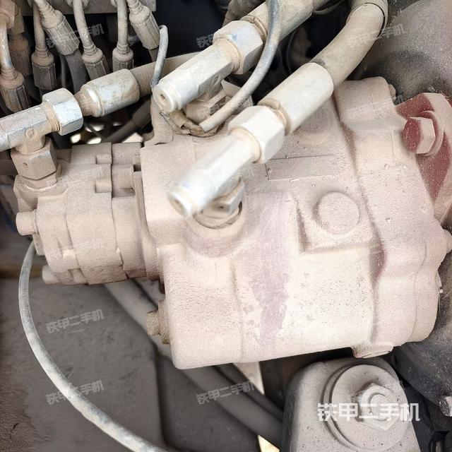 液压泵舱室正面整体(整机外观) 液压泵舱室正面整体(整机外观)