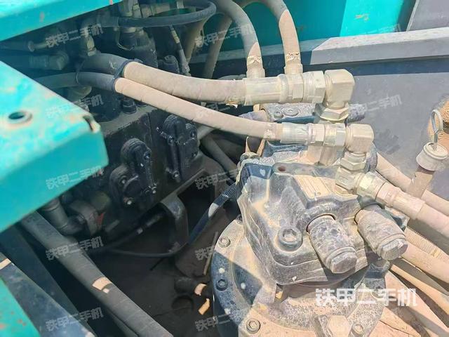 回转马达和主控阀(整机外观) 回转马达和主控阀(整机外观)