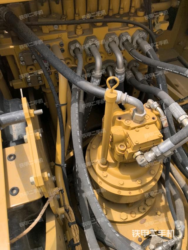 回转马达和主控阀(整机外观) 回转马达和主控阀(整机外观)